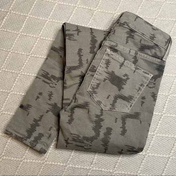 Free People Pants - 3/$30 (items $20 or less) FREE PEOPLE SKINNY JEAN CAMO STRETCH HIGH WAIST SZ 26